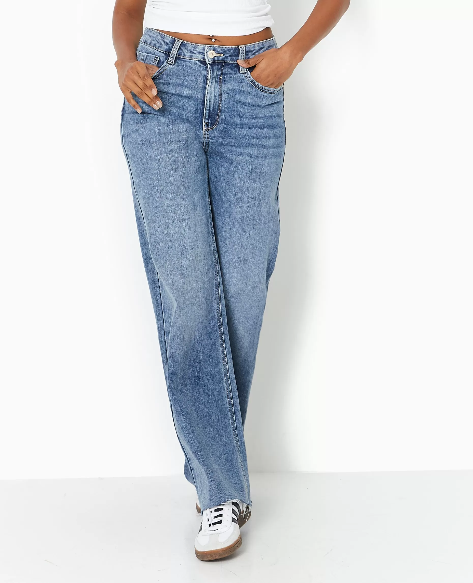Shop Pimkie Jean Wide Taille Haute Avec Bas Coupés - bleu
